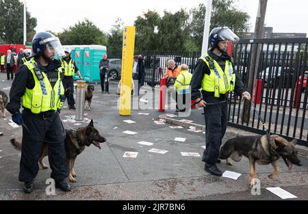 Manchester, Großbritannien. 22. August 2022. Polizeihunde trennen Liverpool-Fans und man Utd-Fans, die vor dem Spiel in Old Trafford in Liverpool protestieren. Die Proteste begannen im Tollgate Pub in Old Trafford und gingen zu Boden. Die Fans von Manchester United drängen die Besitzer des Clubs, die Familie Glazer, den Club sofort zu verkaufen, nach neun Jahren und ohne einen Titel in der Premier League. Die amerikanische Familie ist bei Old Trafford unbeliebt, seit Malcolm Glazer, der 2014 starb, im September 2003 Anteile an dem Club kaufte. Kredit: GaryRobertsphotography/Alamy Live Nachrichten Stockfoto