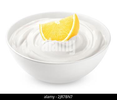 Zitrone mit saurer Creme, Joghurt, isoliert auf weißem Hintergrund, Schnittpfad, volle Schärfentiefe Stockfoto