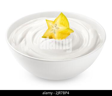 Karambola mit saurer Creme, Joghurt, isoliert auf weißem Hintergrund, Schnittpfad, volle Schärfentiefe Stockfoto