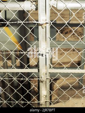 A850296 SAFEGUARD ABLE SITE EUGENE ZUCUSKIE (PROJECT ENGINEER) MAR 6 85 EG&G/NTS PHOTO LAB VERÖFFENTLICHUNGSDATUM: 3/6/1985 ABLE; ABLE SITE; AREA 27; AREA 27 SAFEGUARD; EDGERTON, GERMESHAUSEN & GRIER; EG&G; AUSRÜSTUNG UND EINRICHTUNGEN; AUSRÜSTUNG UND EINRICHTUNGEN (SNL); AUSRÜSTUNG (SNL); EINRICHTUNGEN (SNL); ZÄUNE, VERKETTETE; NEVADA; NEVADA TESTGELÄNDE; NTS; KERNENERGIETECHNIK; KERNWAFFENTESTS; SCHUTZMASSNAHMEN; SANDIA-EINRICHTUNGEN; SICHERHEIT; SICHERHEITSMASSNAHMEN; ÜBERWACHUNGSSYSTEME; TESTSTANDORTE; UGT; UNTERIRDISCHE TESTS; ABSICHERBARE HISTORISCHE BILDER. 1972 - 2012. Energieministerium. National Nuclear Stockfoto