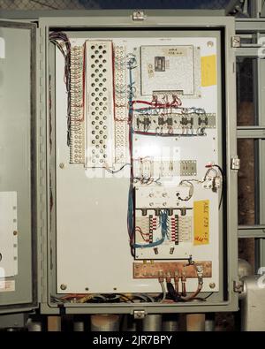 A850303 SAFEGUARD ABLE SITE EUGENE ZUCUSKIE (PROJECT ENGINEER) MAR 6 85 EG&G/NTS PHOTO LAB VERÖFFENTLICHUNGSDATUM: 3/6/1985 ABLE; ABLE SITE; AREA 27; AREA 27 SAFEGUARD; EDGERTON, GERMESHAUSEN & GRIER; EG&G; AUSRÜSTUNG UND EINRICHTUNGEN; AUSRÜSTUNG UND EINRICHTUNGEN (SNL); AUSRÜSTUNG (SNL); EINRICHTUNGEN (SNL); ZÄUNE, ELEKTRISCH; NEVADA; NEVADA TESTGELÄNDE; NTS; KERNENERGIETECHNIK; KERNWAFFENTESTS; SCHUTZMASSNAHMEN; SANDIA-EINRICHTUNGEN; SICHERHEIT; SICHERHEITSMASSNAHMEN; ÜBERWACHUNGSSYSTEME; TESTSTANDORTE; UGT; UNTERIRDISCHE TESTS; DRÄHTE UND KABEL; ABSICHERBARE HISTORISCHE BILDER. 1972 - 2012. Energieministerium. Nation Stockfoto