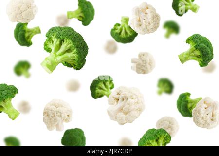 Fallender Blumenkohl und Brokkoli, isoliert auf weißem Hintergrund, selektiver Fokus Stockfoto