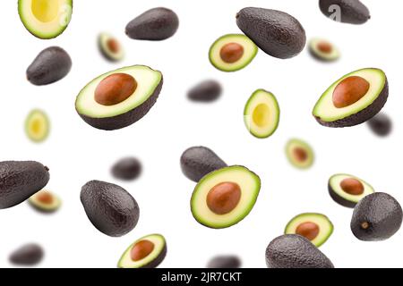 Fallende Avocado, isoliert auf weißem Hintergrund, selektiver Fokus Stockfoto