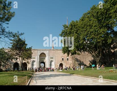 Touristengruppen im ersten Innenhof am Kaisertor, dem Haupteingang zum Topkapi-Palast in Istanbul, Türkei Stockfoto