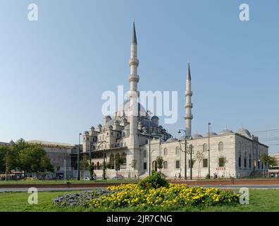 Yeni Camii, die Neue Moschee in Istanbul, Türkei. Ursprünglich hieß sie Valide Sultan Moschee, später New Valide Sultan Moschee, dann gekürzt zur Neuen Moschee Stockfoto