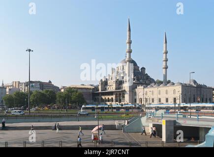 Yeni Camii, die Neue Moschee in Istanbul, Türkei. Ursprünglich hieß sie Valide Sultan Moschee, später New Valide Sultan Moschee, dann gekürzt zur Neuen Moschee Stockfoto