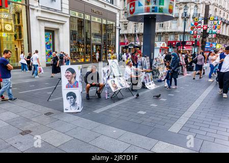 Karikaturisten zeigen ihre Bilder für touristische Souvenirs auf dem Leicester Square im West End, im Zentrum von London WC2 Stockfoto