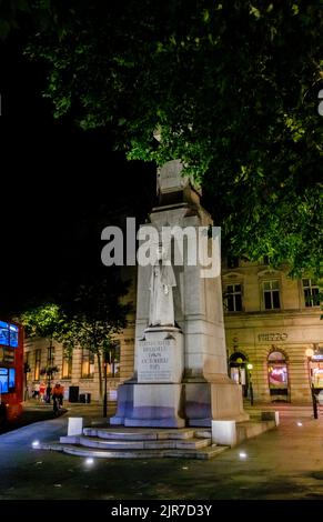 Das Edith Cavell Memorial, eine Statue von Sir George Frampton, die 1915 im Ersten Weltkrieg im West End von London WC2 bei Sonnenaufgang angeschossen wurde und nachts beleuchtet wurde Stockfoto