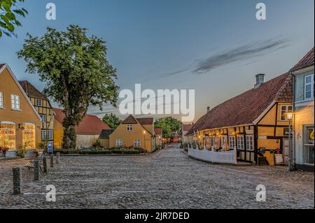 Der Platz in der idyllischen Stadt Mariager in der Dämmerungsstunde mit Licht von den Straßenlaternen, Dänemark, 5. August 2022 Stockfoto