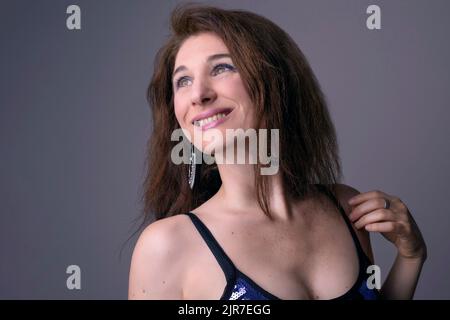 Eine schöne kaukasische Frau posiert lächelnd-Beauty-Unternehmen Konzept Stockfoto