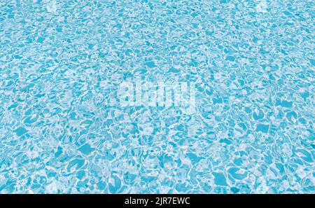 Nahaufnahme der entsätteten transparenten, ruhigen Wasseroberfläche mit Spritzern und Blasen. Trendige abstrakte Natur Hintergrund Stockfoto