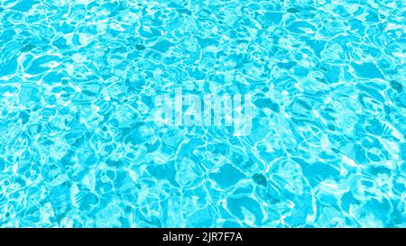 Nahaufnahme der entsätteten transparenten, ruhigen Wasseroberfläche mit Spritzern und Blasen. Trendige abstrakte Natur Hintergrund Stockfoto