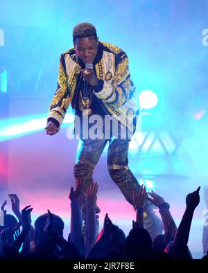 **DATEI FOTO** Fetty WAP beklatet sich schuldig an Verschwörungsdrogenanschuldigungen. LOS ANGELES, CA - 12. APRIL: Fetty WAP tritt mit Fall Out Boy bei den MTV Movie Awards 2015 im Nokia Theater LA Live am 12. April 2015 in Los Angeles, Kalifornien, auf. FMPG/MediaPunch Stockfoto