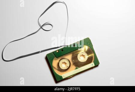 90s Kassette im Retro-Stil auf grünem Hintergrund. Stockfoto