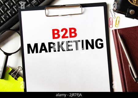 B2B Marketingwort auf Papier und Lupe Stockfoto