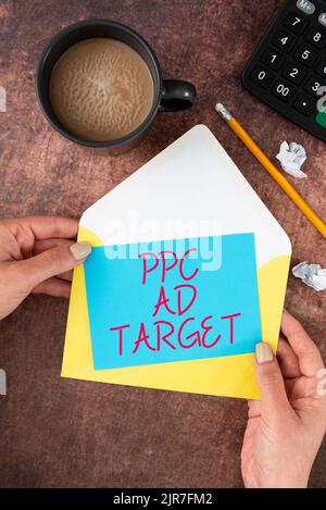 Handschriftschild PPC Ad Target. Business Showcase Pay per click Werbung Marketing Strategien online Kampagne Frau hält Blank Brief mit Stockfoto