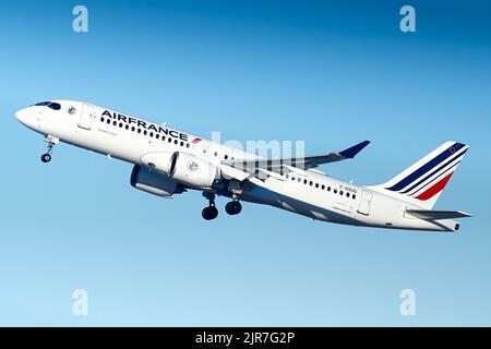 Das Flugzeug Airfrance Airbus A220-300 startet vom Flughafen Berlin Brandenburg nach Paris, Frankreich Stockfoto