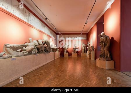 Das Innere der griechischen Halle mit Gipsabguss berühmter Skulpturen im Odesa Museum für westliche und östliche Kunst, Odesa Ukraine Stockfoto