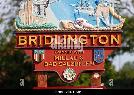 Ein Willkommensschild, wenn Sie die Küstenstadt Bridlington an der Yorkshire Coast betreten. Auf dem Schild befindet sich auch das Symbol der weißen Yorkshire Rose. Stockfoto