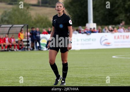 Die Schiedsrichterin Melissa Burgin während des Spiels der FA Women's Championship zwischen dem FC Durham Women und Sunderland im Maiden Castle, Durham City, am Sonntag, dem 21.. August 2022. (Kredit: Mark Fletcher | MI News) Kredit: MI Nachrichten & Sport /Alamy Live News Stockfoto