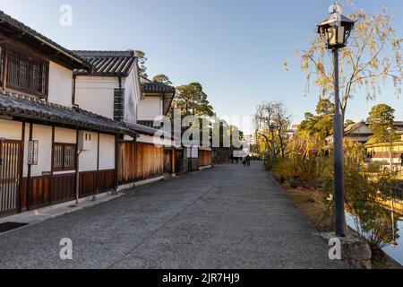 Kurashiki, Okayama JAPAN - Dez 2 2021 : Kurashiki Bikan Historical Quarter, ein historisches Sightseeing-Viertel mit alten Architekturen, Geschäften, Restaurants und Stockfoto