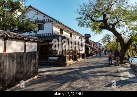 Kurashiki, Okayama JAPAN - Dez 2 2021 : Kurashiki Bikan Historical Quarter, ein historisches Sightseeing-Viertel mit alten Architekturen, Geschäften, Restaurants und Stockfoto