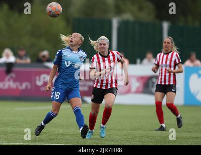 ELLE CHRISTON von Durham Women in Aktion mit TYLER DODDS von Sunderland während des FA Women's Championship Matches zwischen dem FC Durham Women und Sunderland am Sonntag, 21.. August 2022, im Maiden Castle, Durham City. (Kredit: Mark Fletcher | MI News) Kredit: MI Nachrichten & Sport /Alamy Live News Stockfoto