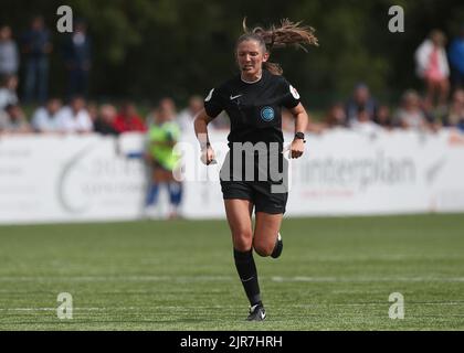 Die Schiedsrichterin Melissa Burgin während des Spiels der FA Women's Championship zwischen dem FC Durham Women und Sunderland im Maiden Castle, Durham City, am Sonntag, dem 21.. August 2022. (Kredit: Mark Fletcher | MI News) Kredit: MI Nachrichten & Sport /Alamy Live News Stockfoto