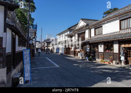 Kurashiki, Okayama JAPAN - Dez 2 2021 : Straße in Kurashiki Bikan Historical Quarter. Bikan Historical Quarter ist ein historisches Viertel mit alter Architektur Stockfoto