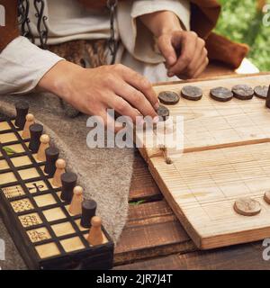 Ludus Latrunculorum oder Latrunculi ist ein altes römisches Strategiespiel. Rekonstruktion von Brettspielen aus dem Römischen Reich Stockfoto