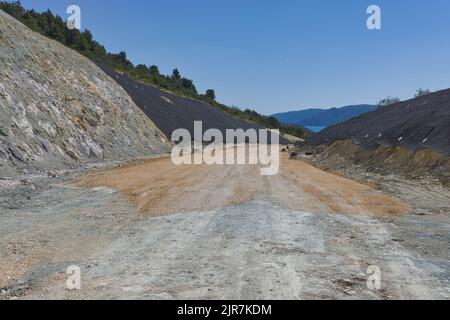 Baustelle einer Schnellstraße durch eine ländliche Gegend. Stockfoto