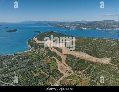 Baustelle einer Schnellstraße durch eine ländliche Gegend. Stockfoto