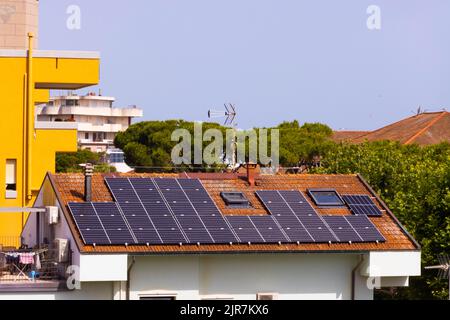 Sonnenkollektoren auf gekacheltem Ziegeldach, Rimini, Italien Stockfoto