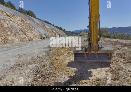 Baustelle einer Schnellstraße durch eine ländliche Gegend. Stockfoto