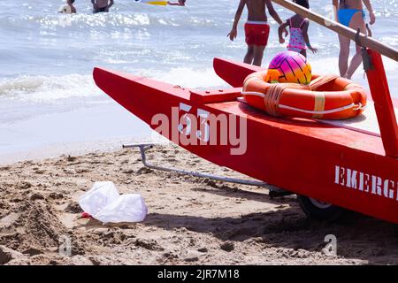 Rettungsboot am Strand im Sommer. Rimini, Italien. Stockfoto