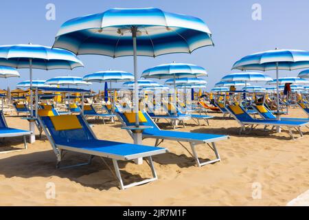 Traditionelle Strandliege und Sonnenschirm. Rimini, Italien, Stockfoto