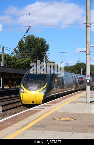 Avanti West Coast Klasse 390 pendolino Elektrozug, der am 17.. August 2022 am Bahnhof Lancaster auf der West Coast Main Line ankommt. Stockfoto