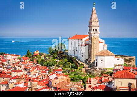 Piran, Slowenien. Luftaufnahme des Adriatischen Meeres und der Stadt Piran in Istrien, St. Georg Kirche Nachtszene. Stockfoto