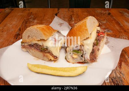 Köstliches Steak-Sandwich mit Gemüse Stockfoto