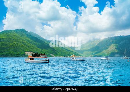 Perast, Montenegro - 28. Mai 2022: Wunderschöne Sommerlandschaft an der Küste der Bucht von Kotor - Boka Bay Stockfoto