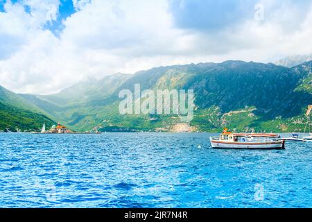 Perast, Montenegro - 28. Mai 2022: Wunderschöne Sommerlandschaft an der Küste der Bucht von Kotor - Boka Bay Stockfoto