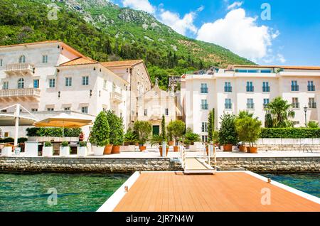 Perast, Montenegro - 28. Mai 2022: Detaillierte Ansicht der Architektur in der Altstadt von Perast Stockfoto