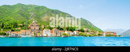 Prcanj, Montenegro - 30. Juni 2022: Panoramalandschaft der historischen Stadt Prcanj am Ufer der Bucht von Kotor, mit Blick auf die Kirche der Na Stockfoto