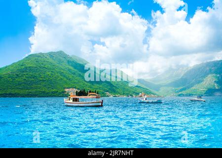 Perast, Montenegro - 28. Mai 2022: Wunderschöne Sommerlandschaft an der Küste der Bucht von Kotor - Boka Bay Stockfoto