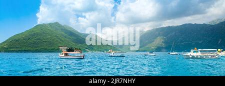 Perast, Montenegro - 28. Mai 2022: Panoramalandschaft an der Küste der Bucht von Kotor Stockfoto