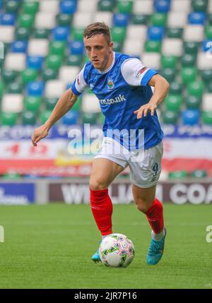 Windsor Park, Belfast, Nordirland, Großbritannien. 14 August 2022. Danske Bank Premiership – Linfield / Portadown. Fußballspieler in Aktion Linfield Fußballspieler Joel Cooper (9). Stockfoto