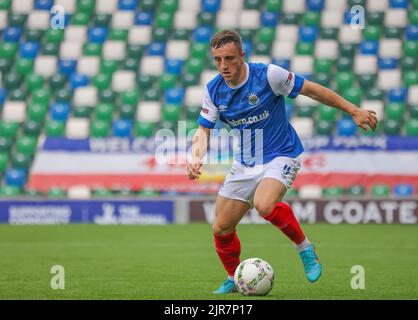 Windsor Park, Belfast, Nordirland, Großbritannien. 14 August 2022. Danske Bank Premiership – Linfield / Portadown. Fußballspieler in Aktion Linfield Fußballspieler Joel Cooper (9). Stockfoto