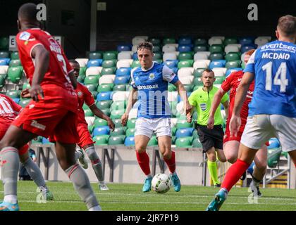 Windsor Park, Belfast, Nordirland, Großbritannien. 14 August 2022. Danske Bank Premiership – Linfield / Portadown. Fußballspieler in Aktion Linfield Fußballspieler Joel Cooper (9). Stockfoto