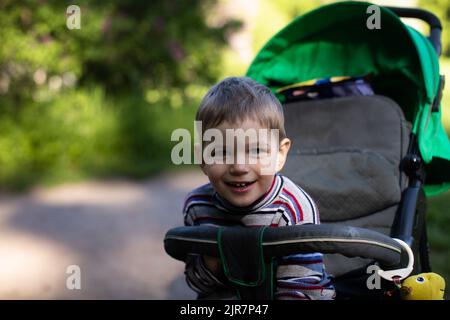 Porträt eines kleinen Jungen, der draußen im Park posiert Stockfoto