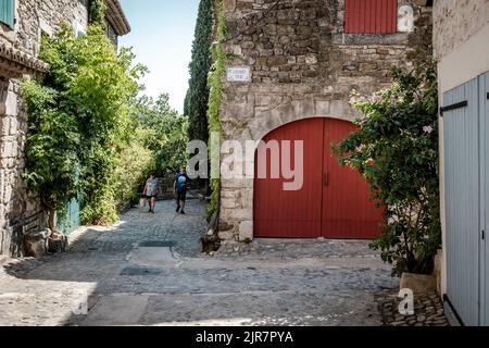 Straße des Dorfes Aigueze, ein kleines Dorf südlich von Frankreich im Departement Gard der französischen Region Languedoc-Roussillon. Stockfoto